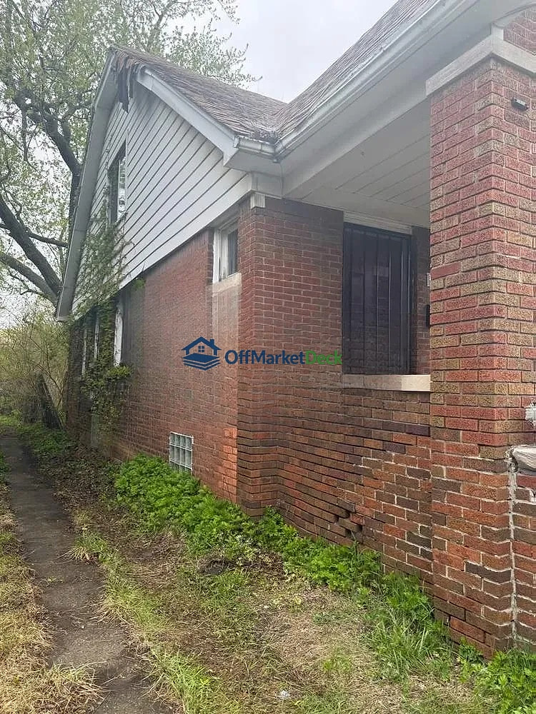 Off-market house in Detroit, Michigan — 3 beds, 1 bath, $15,000 — photo 7 of 8