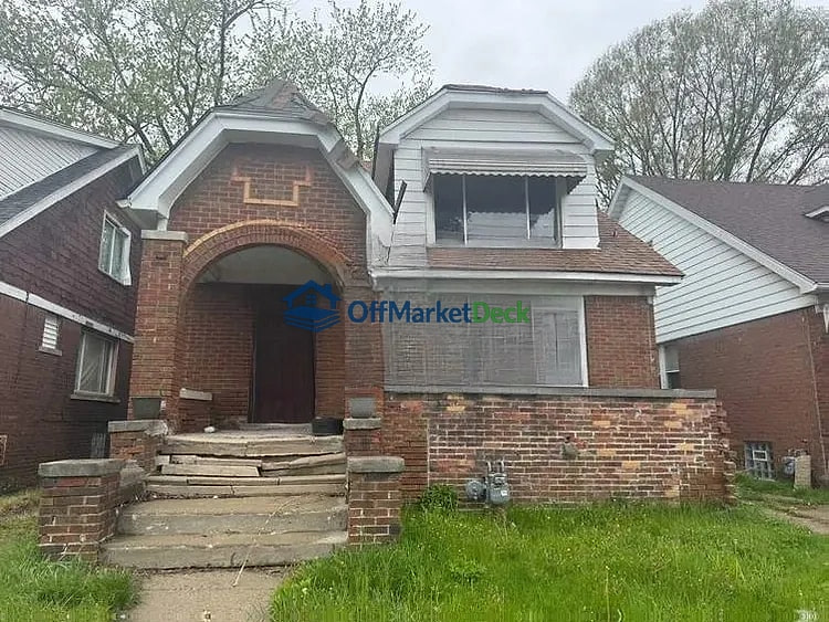Off-market house in Detroit, Michigan — 3 beds, 1 bath, $15,000 - Blurred background Image