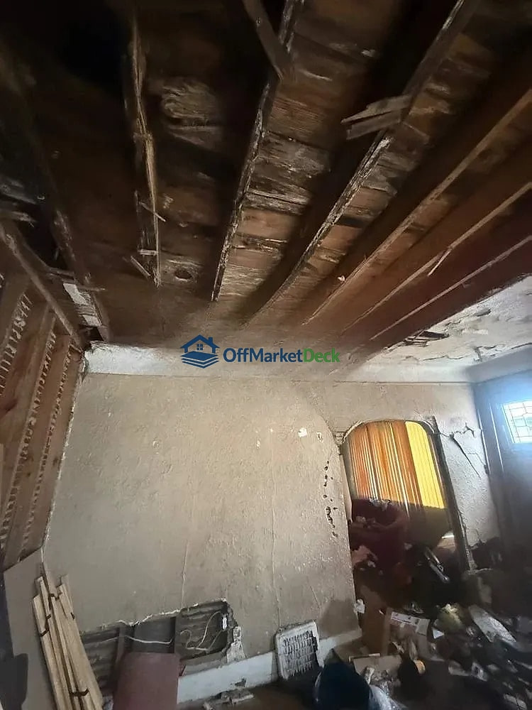 Off-market house in Detroit, Michigan — 3 beds, 1 bath, $15,000 — photo 6 of 8