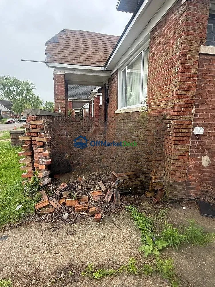 Off-market house in Detroit, Michigan — 3 beds, 1 bath, $15,000 — photo 5 of 8