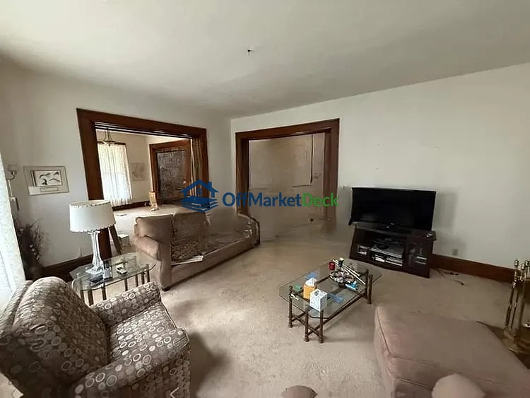 Off-market house in Anderson, Indiana — 4 beds, 2 baths, $125,000 — photo 6 of 8