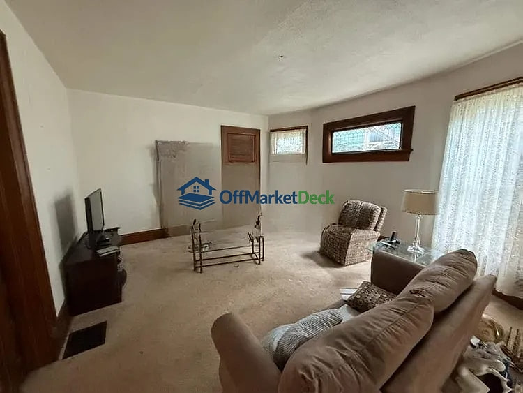Off-market house in Anderson, Indiana — 4 beds, 2 baths, $125,000 — photo 5 of 8