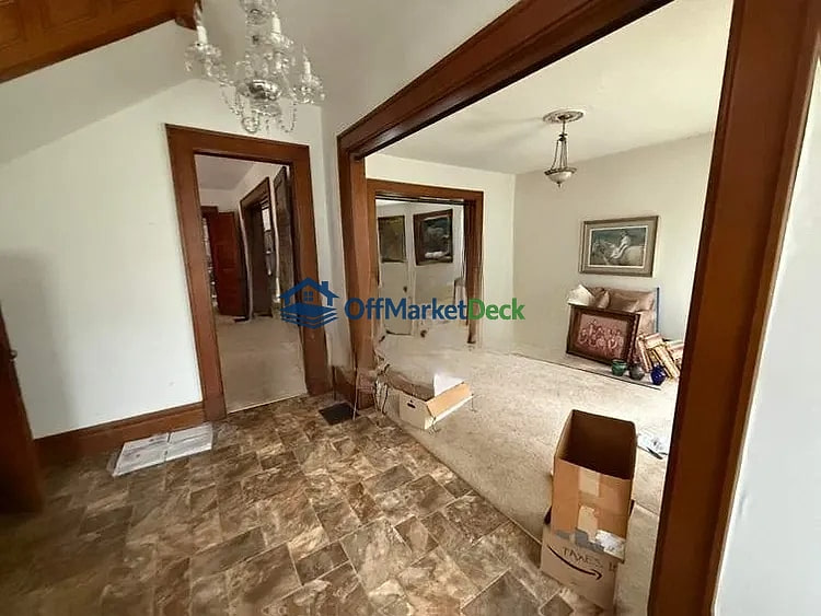 Off-market house in Anderson, Indiana — 4 beds, 2 baths, $125,000 — photo 2 of 8
