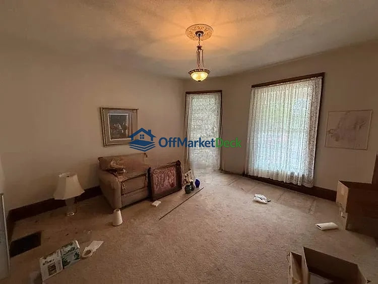Off-market house in Anderson, Indiana — 4 beds, 2 baths, $125,000 — photo 3 of 8