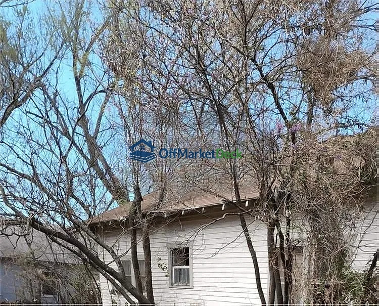 Off-market house in Blackwell, Oklahoma — 3 beds, 1 bath, $10,000 — photo 4 of 8