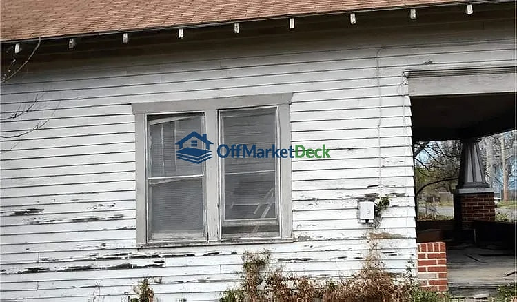 Off-market house in Blackwell, Oklahoma — 3 beds, 1 bath, $10,000 - Blurred background Image