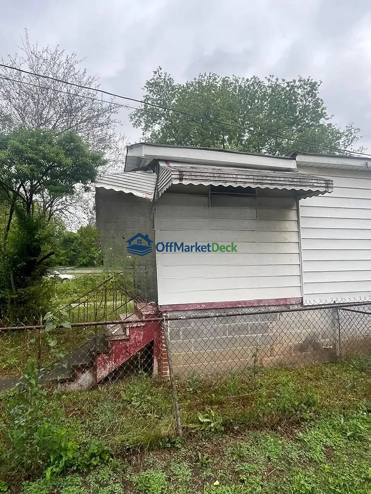 Off-market house in Birmingham, Alabama — 3 beds, 1 bath, $33,650 — photo 3 of 7