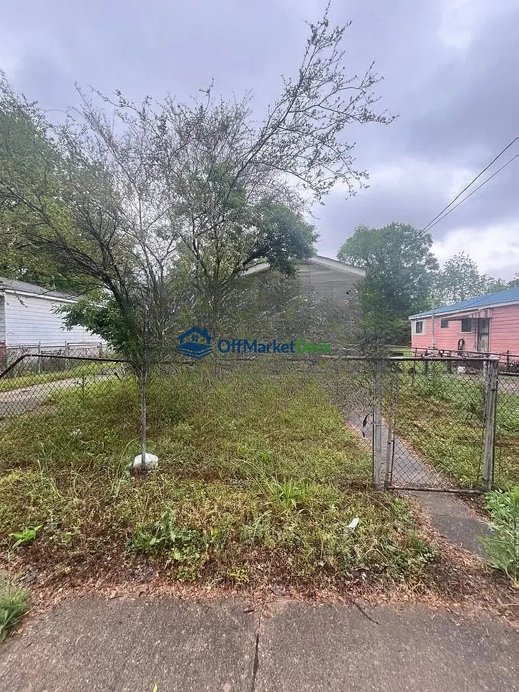Off-market house in Birmingham, Alabama — 3 beds, 1 bath, $33,650 - Blurred background Image