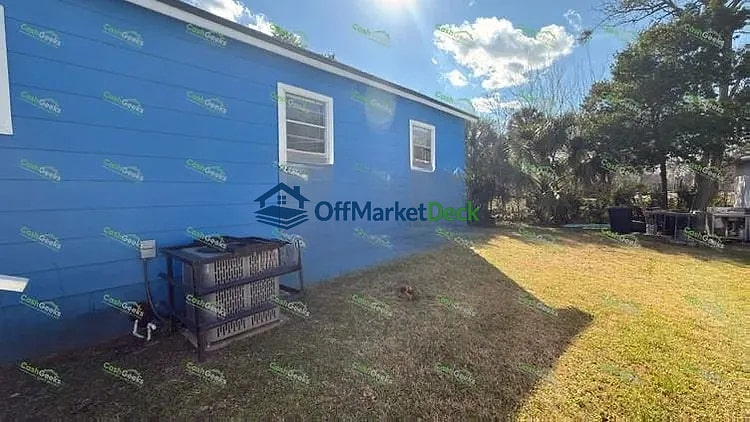 Off-market house in Jacksonville, Florida — 3 beds, 1 bath, $99,000 — photo 5 of 8
