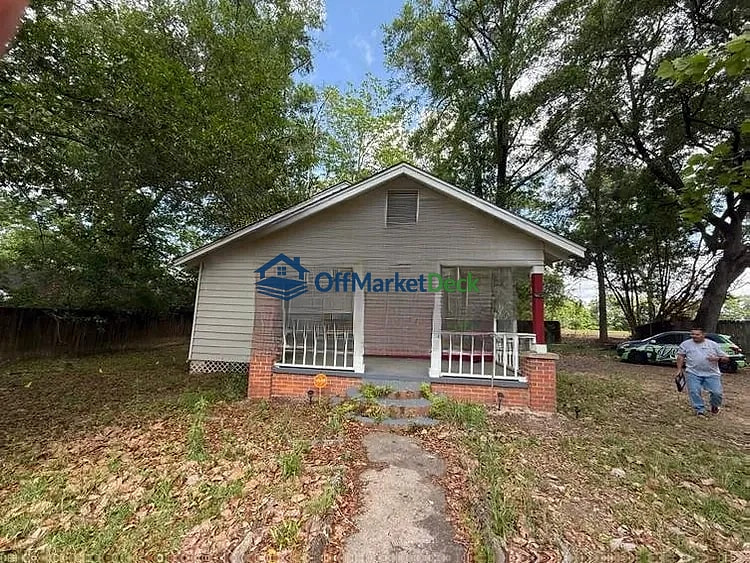 Off-market house in Mobile, Alabama — 3 beds, 1 bath, $105,000 — photo 2 of 8