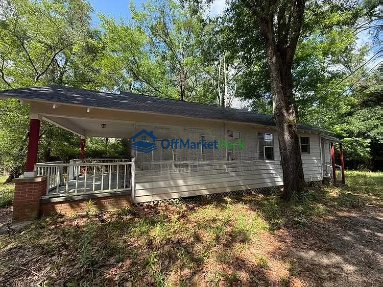 Off-market house in Mobile, Alabama — 3 beds, 1 bath, $105,000 — photo 3 of 8