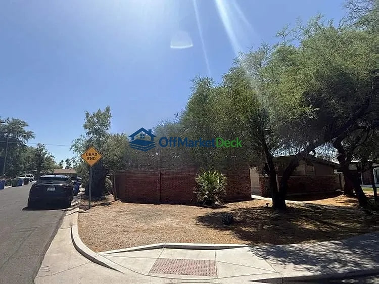 Off-market house in Phoenix, Arizona — 3 beds, 2 baths, $620,000 - Blurred background Image