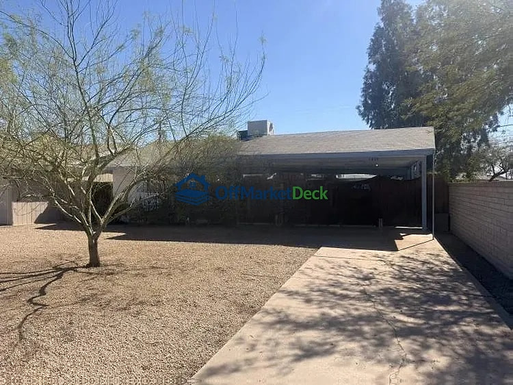 Off-market house in Phoenix, Arizona — 2 beds, 2 baths, $299,000 - Blurred background Image