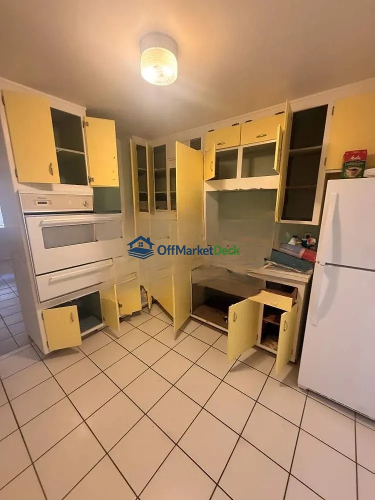 Off-market house in Phoenix, Arizona — 2 beds, 2 baths, $299,000 — photo 8 of 8