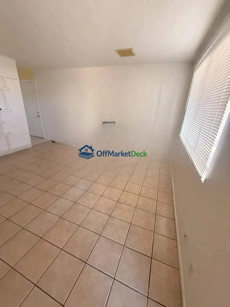 Off-market house in Phoenix, Arizona — 2 beds, 2 baths, $299,000 — photo 4 of 8
