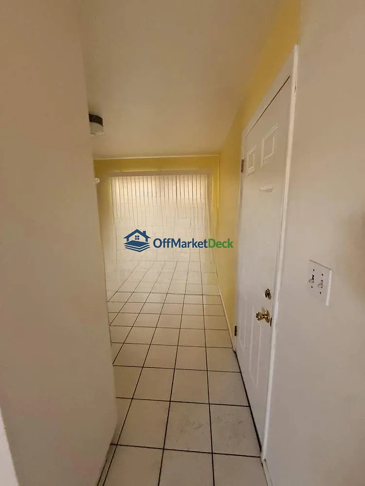 Off-market house in Phoenix, Arizona — 2 beds, 2 baths, $299,000 — photo 6 of 8