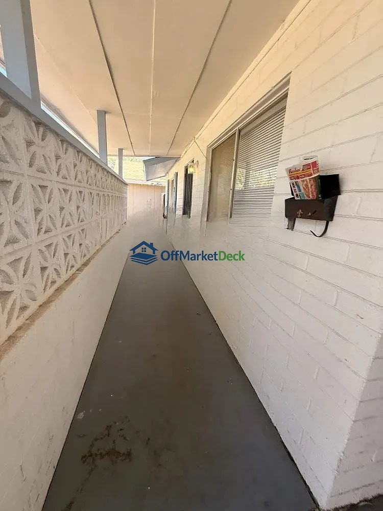 Off-market house in Phoenix, Arizona — 2 beds, 2 baths, $299,000 — photo 3 of 8