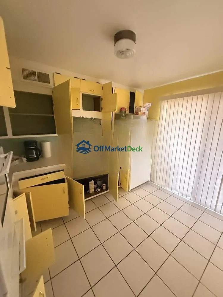 Off-market house in Phoenix, Arizona — 2 beds, 2 baths, $299,000 — photo 7 of 8