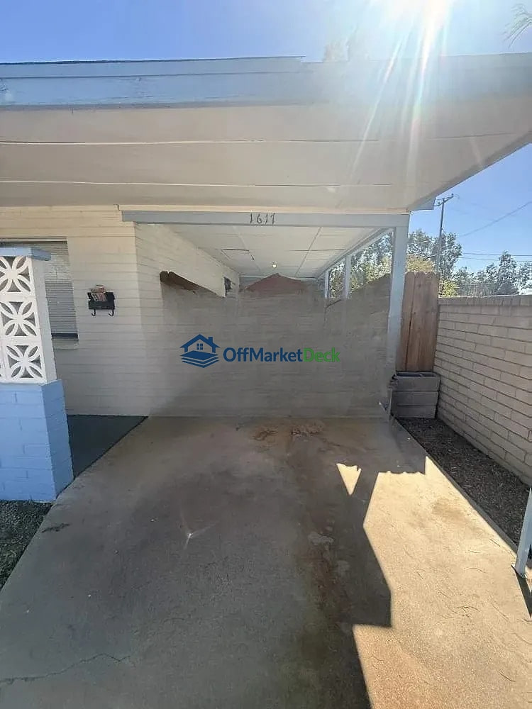 Off-market house in Phoenix, Arizona — 2 beds, 2 baths, $299,000 — photo 2 of 8