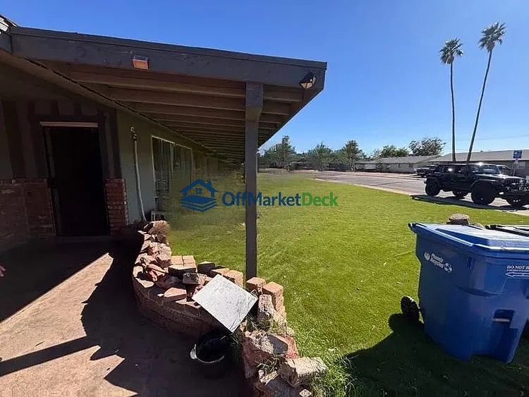 Off-market house in Phoenix, Arizona — 6 beds, 2 baths, $260,000 — photo 3 of 8