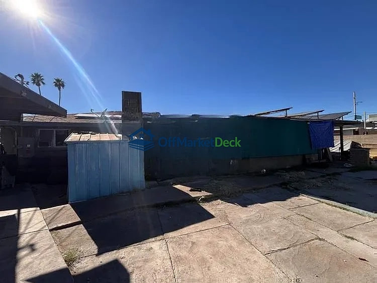 Off-market house in Phoenix, Arizona — 6 beds, 2 baths, $260,000 - Blurred background Image