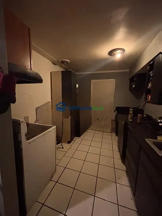 Off-market house in Phoenix, Arizona — 6 beds, 2 baths, $260,000 — photo 8 of 8