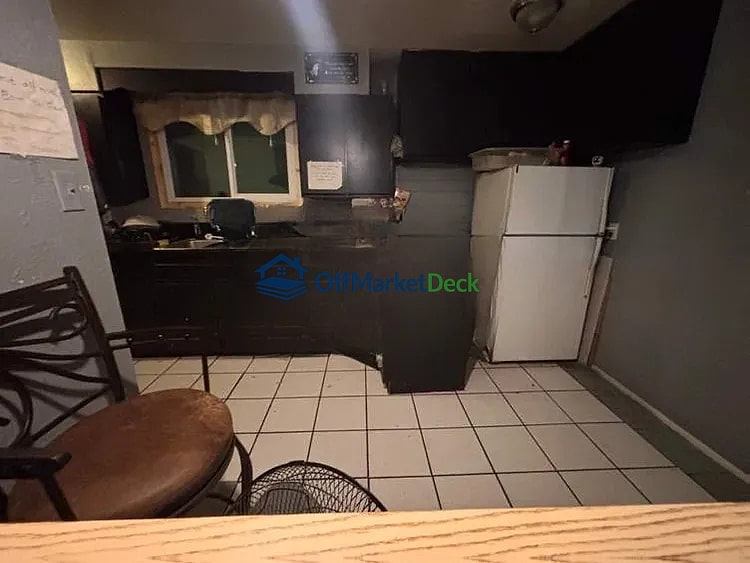 Off-market house in Phoenix, Arizona — 6 beds, 2 baths, $260,000 — photo 5 of 8