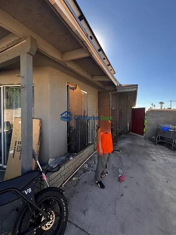 Off-market house in Phoenix, Arizona — 6 beds, 2 baths, $260,000 — photo 2 of 8