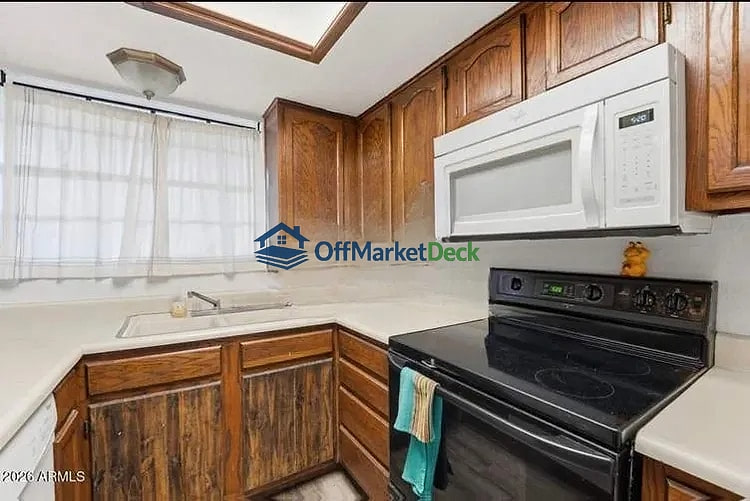 Off-market house in Glendale, Arizona — 2 beds, 2.5 baths, $175,000 — photo 8 of 8