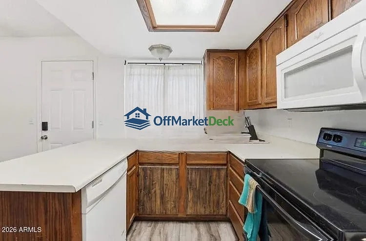 Off-market house in Glendale, Arizona — 2 beds, 2.5 baths, $175,000 — photo 7 of 8