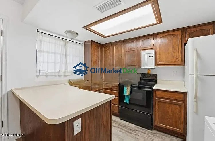 Off-market house in Glendale, Arizona — 2 beds, 2.5 baths, $175,000 — photo 6 of 8