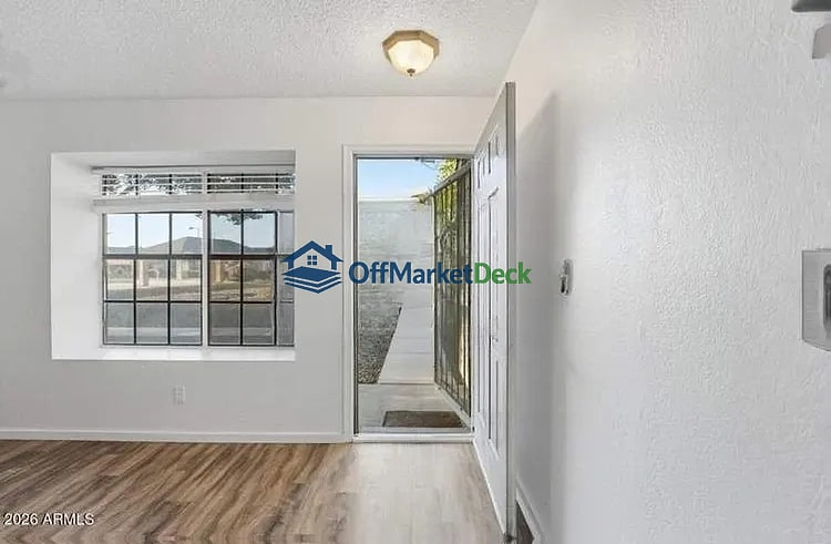 Off-market house in Glendale, Arizona — 2 beds, 2.5 baths, $175,000 — photo 4 of 8