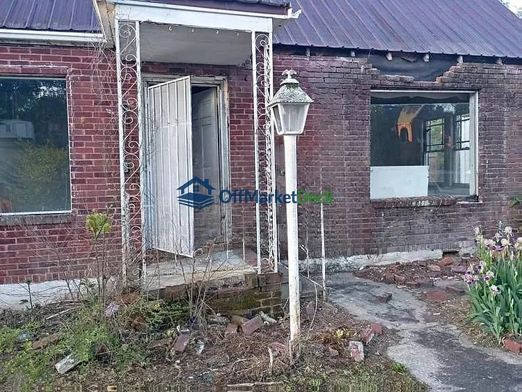 Off-market house in Birmingham, Alabama — 3 beds, 2 baths, $45,000 - Blurred background Image