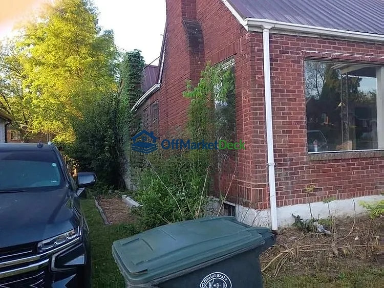 Off-market house in Birmingham, Alabama — 3 beds, 2 baths, $45,000 — photo 2 of 8
