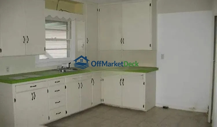 Off-market house in Blackwell, Oklahoma — 4 beds, 1 bath, $59,000 — photo 2 of 6