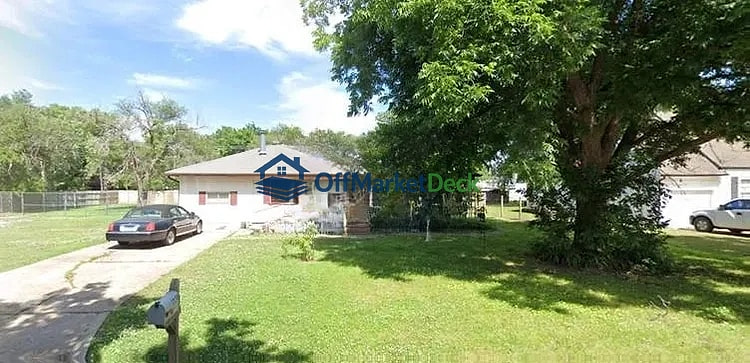 Off-market house in Blackwell, Oklahoma — 4 beds, 1 bath, $59,000 - Blurred background Image