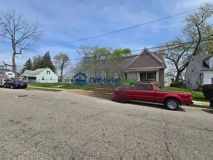 Off-market house in Pontiac, Michigan — 2 beds, 1 bath, $72,000 — photo 3 of 8