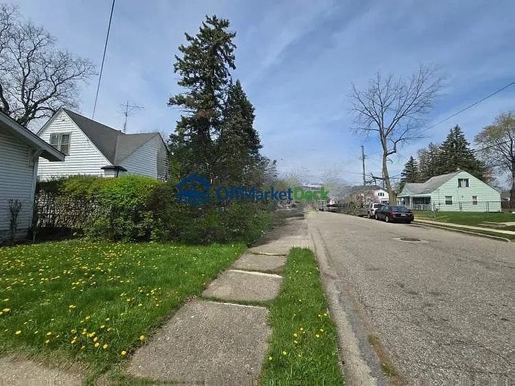 Off-market house in Pontiac, Michigan — 2 beds, 1 bath, $72,000 — photo 2 of 8