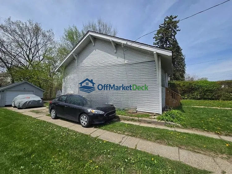 Off-market house in Pontiac, Michigan — 2 beds, 1 bath, $72,000 — photo 7 of 8