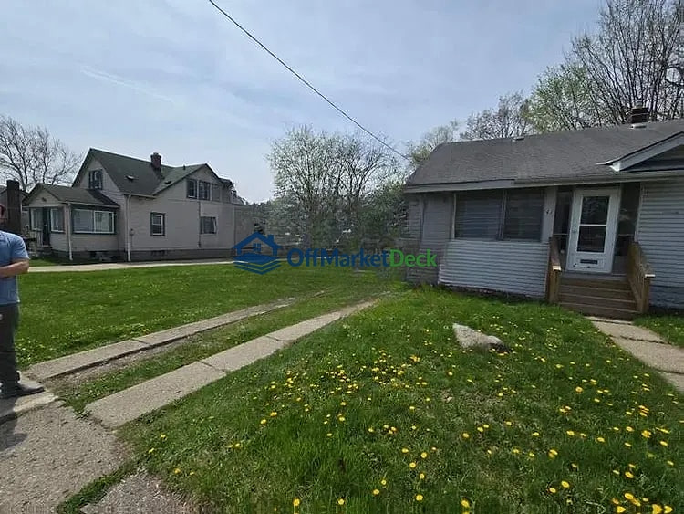 Off-market house in Pontiac, Michigan — 2 beds, 1 bath, $72,000 — photo 5 of 8