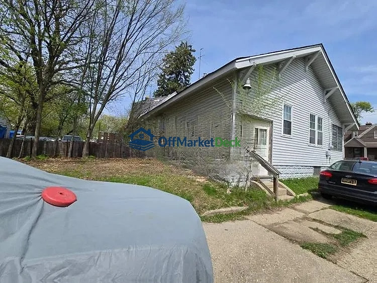 Off-market house in Pontiac, Michigan — 2 beds, 1 bath, $72,000 — photo 8 of 8