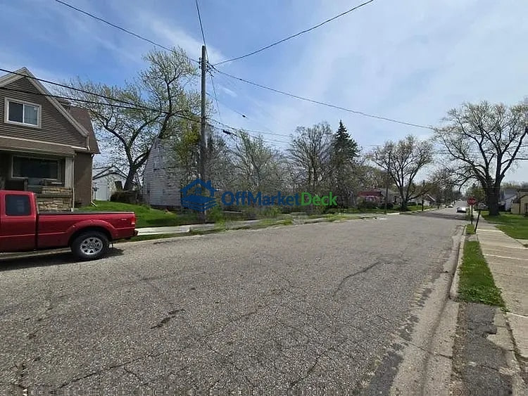 Off-market house in Pontiac, Michigan — 2 beds, 1 bath, $72,000 — photo 4 of 8