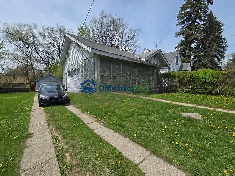 Off-market house in Pontiac, Michigan — 2 beds, 1 bath, $72,000 — photo 6 of 8