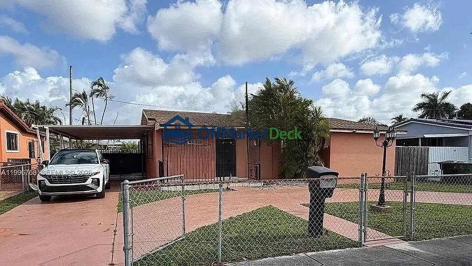 Off-market house in Hialeah, Florida — 4 beds, 2 baths, $529,900 — photo 2 of 3
