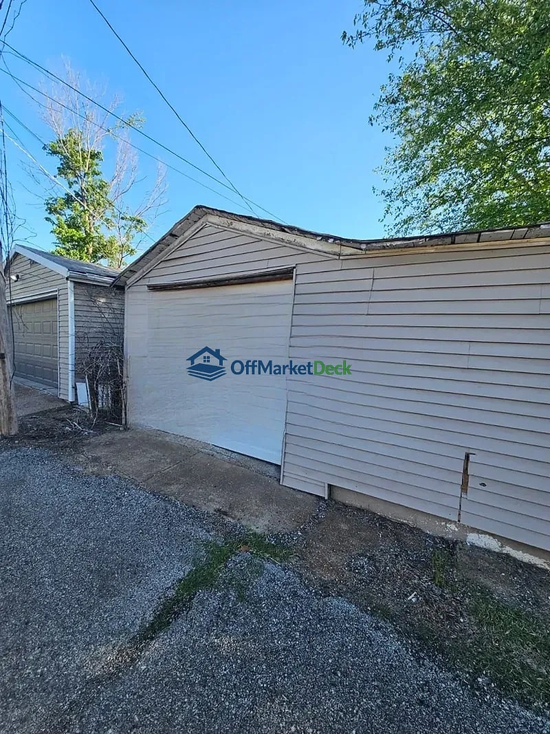 Off-market house in St. Louis, Missouri — 2 beds, 1 bath, $71,900 — photo 2 of 8