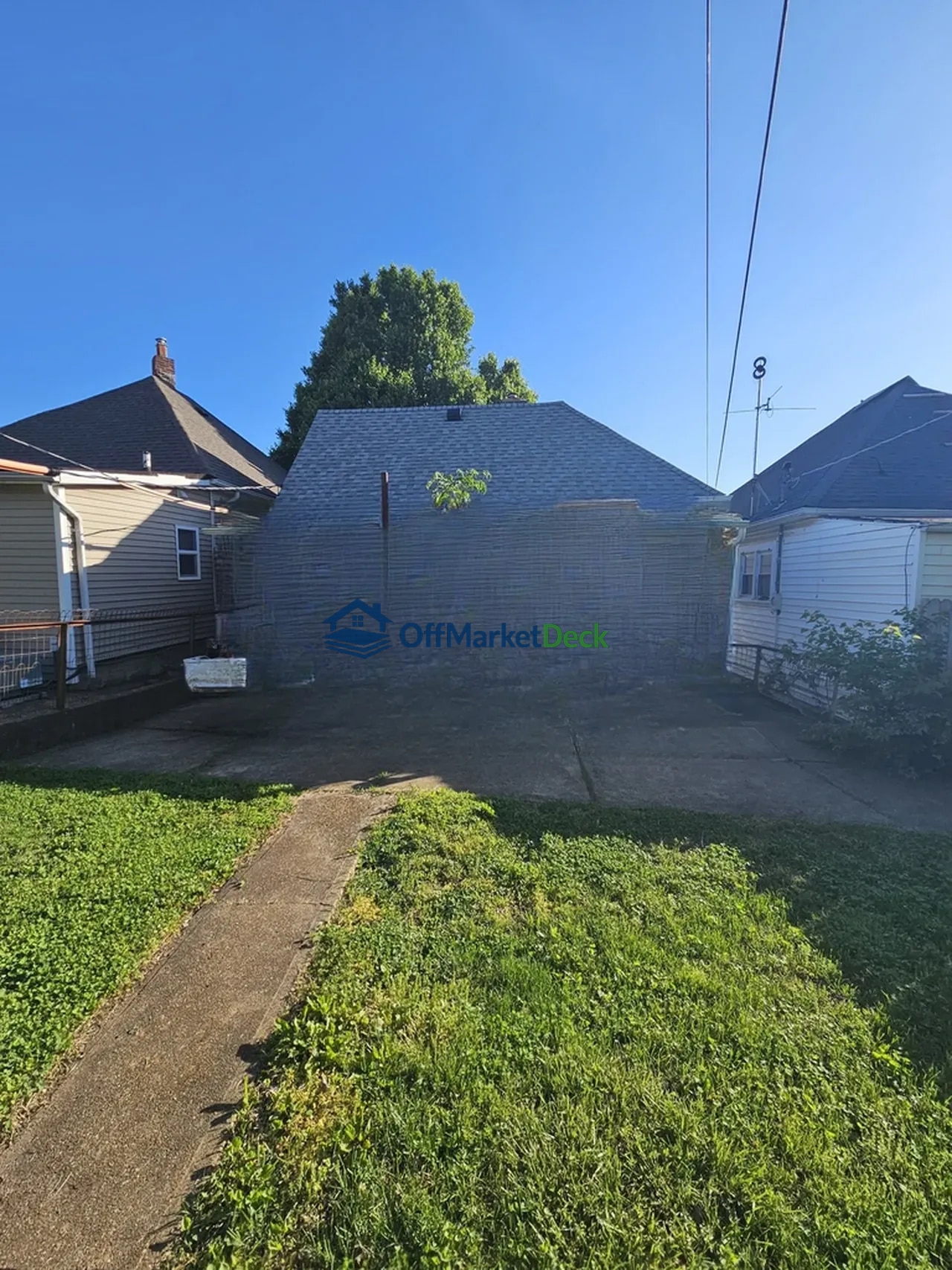 Off-market house in St. Louis, Missouri — 2 beds, 1 bath, $71,900 - Blurred background Image