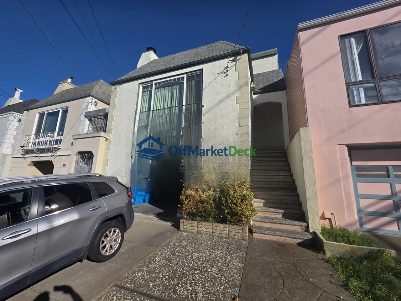 Off-market multi family in Oakland, California — 2 beds, 2 baths, $389,900 — photo 3 of 8