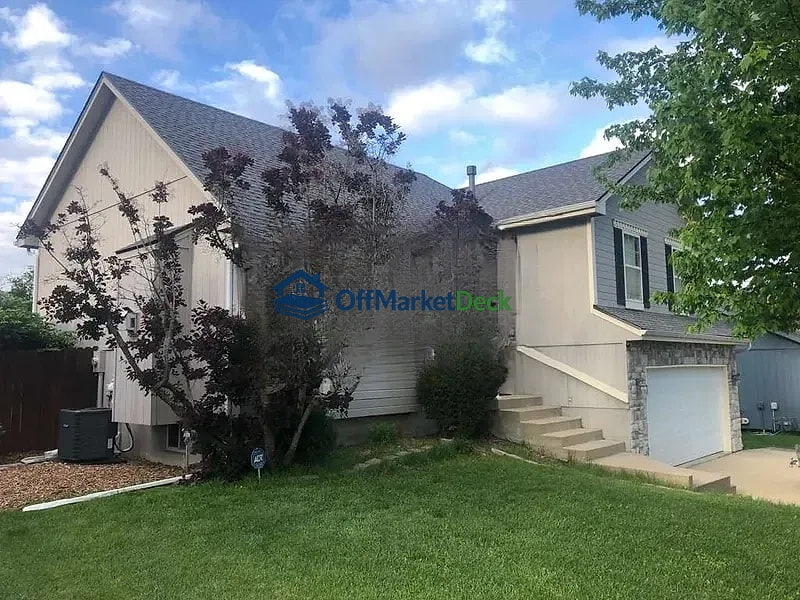 Off-market house in Raymore, Missouri — 4 beds, 3 baths, $289,900 — photo 4 of 8