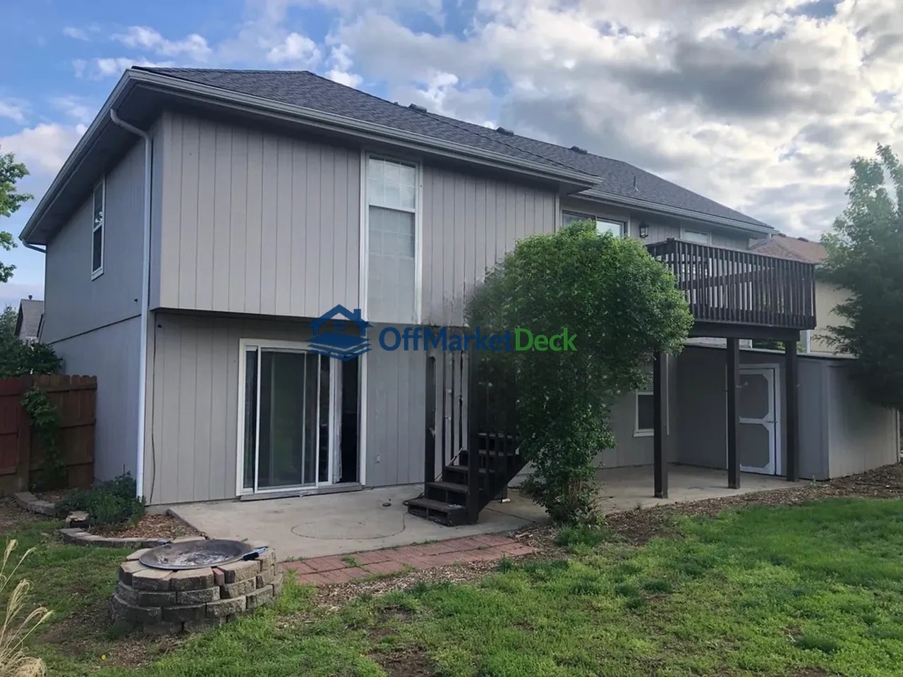 Off-market house in Raymore, Missouri — 4 beds, 3 baths, $289,900 - Blurred background Image