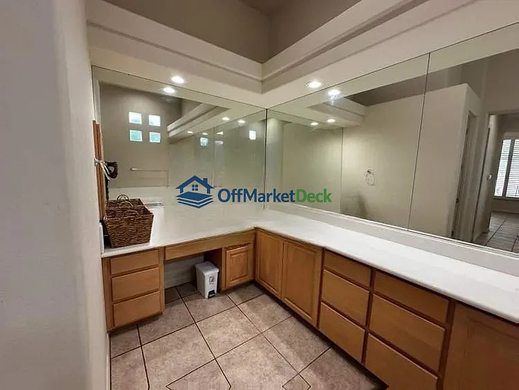 Off-market house in Scottsdale, Arizona — 3 beds, 3 baths, $1,070,000 — photo 5 of 8